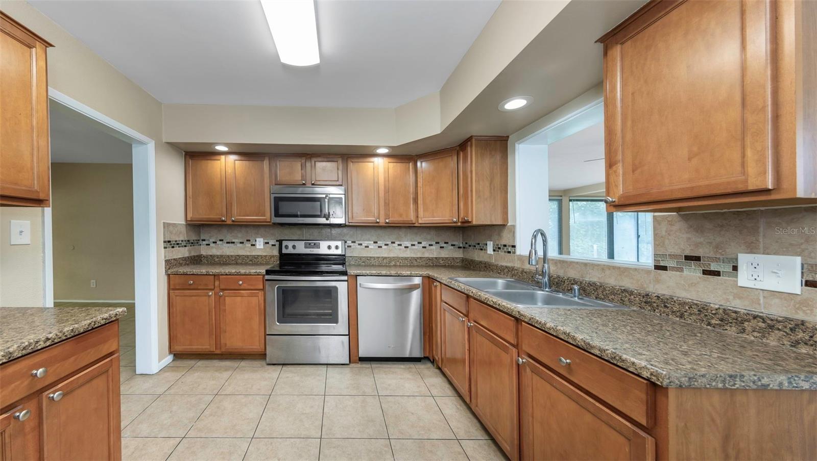 210 S SATURN AVE — photo 3