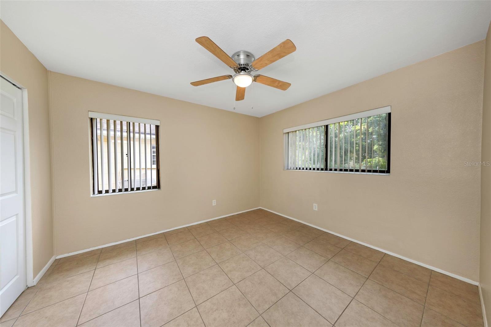 210 S SATURN AVE — photo 16