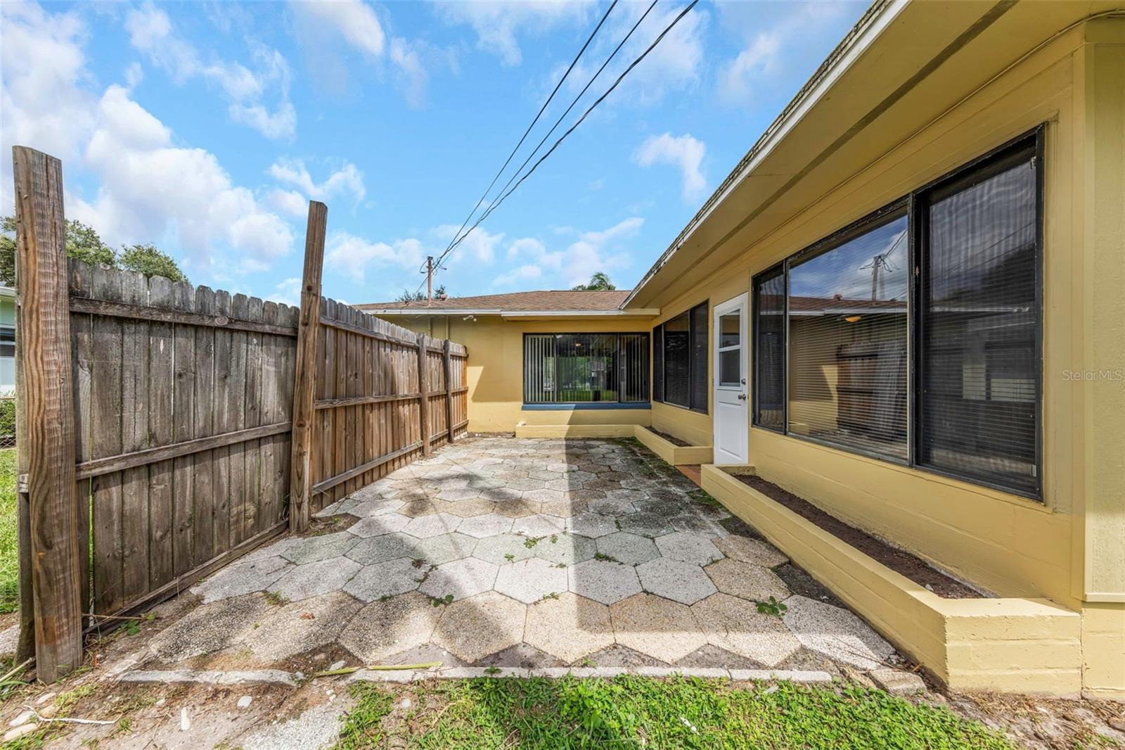 210 S SATURN AVE — photo 20