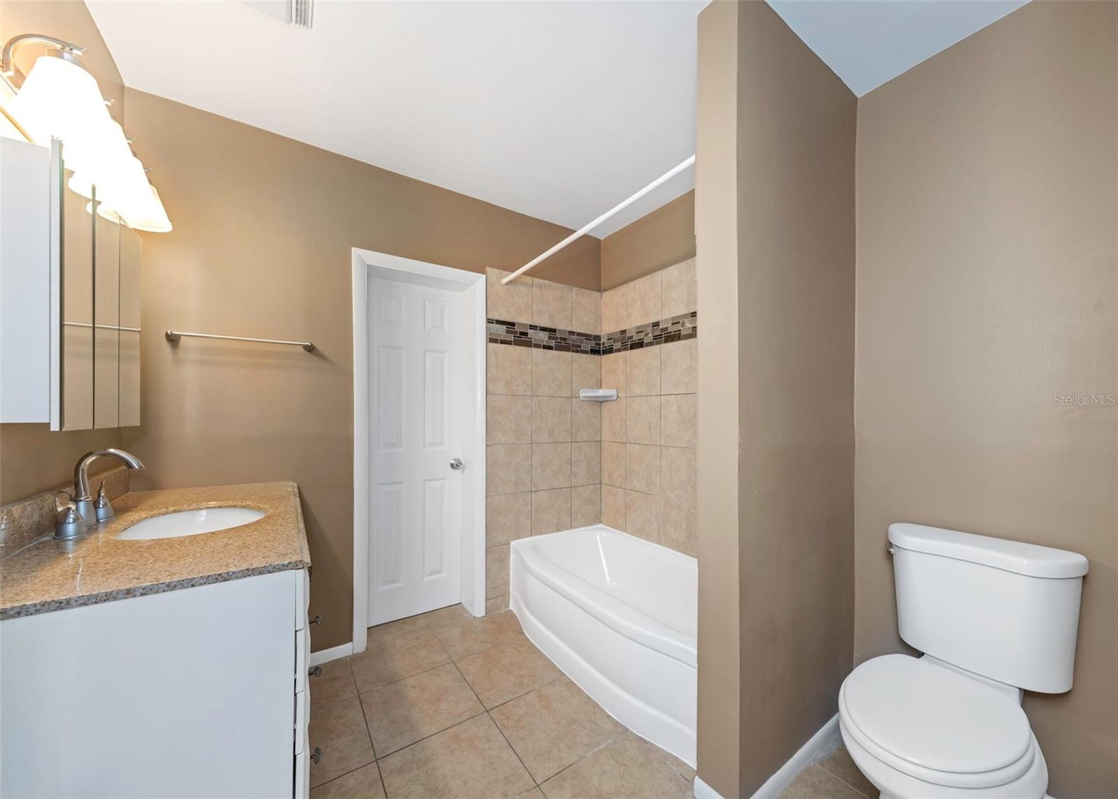 210 S SATURN AVE — photo 15