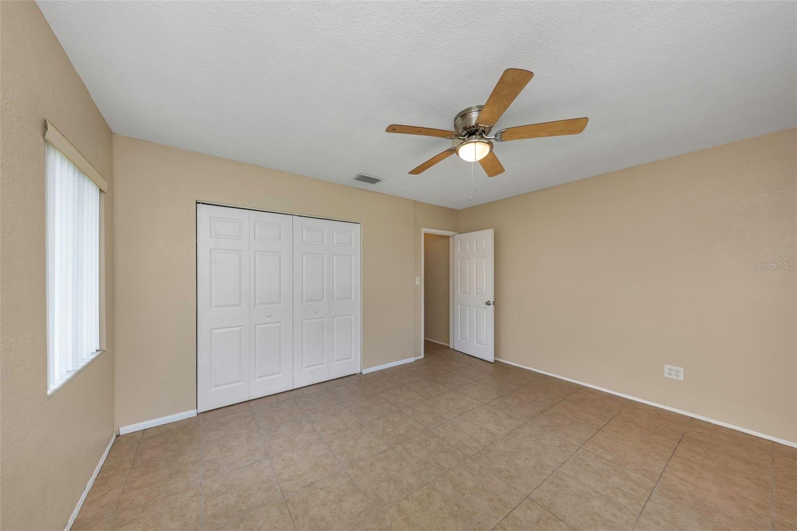 210 S SATURN AVE — photo 17
