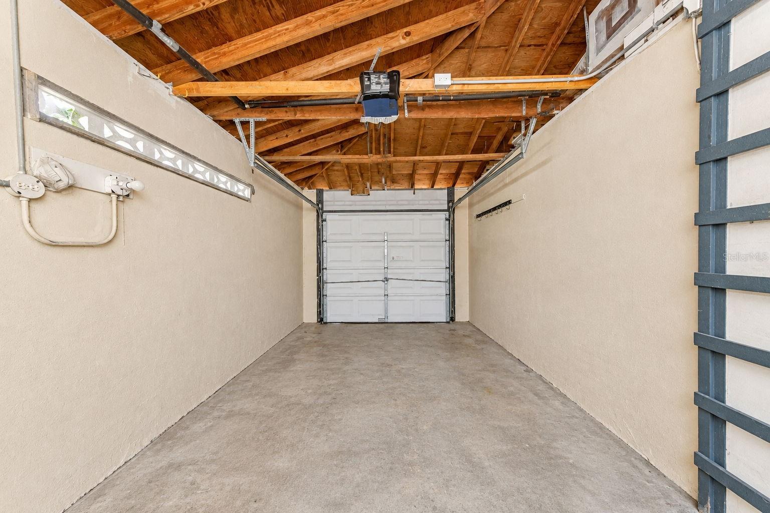 210 S SATURN AVE — photo 21