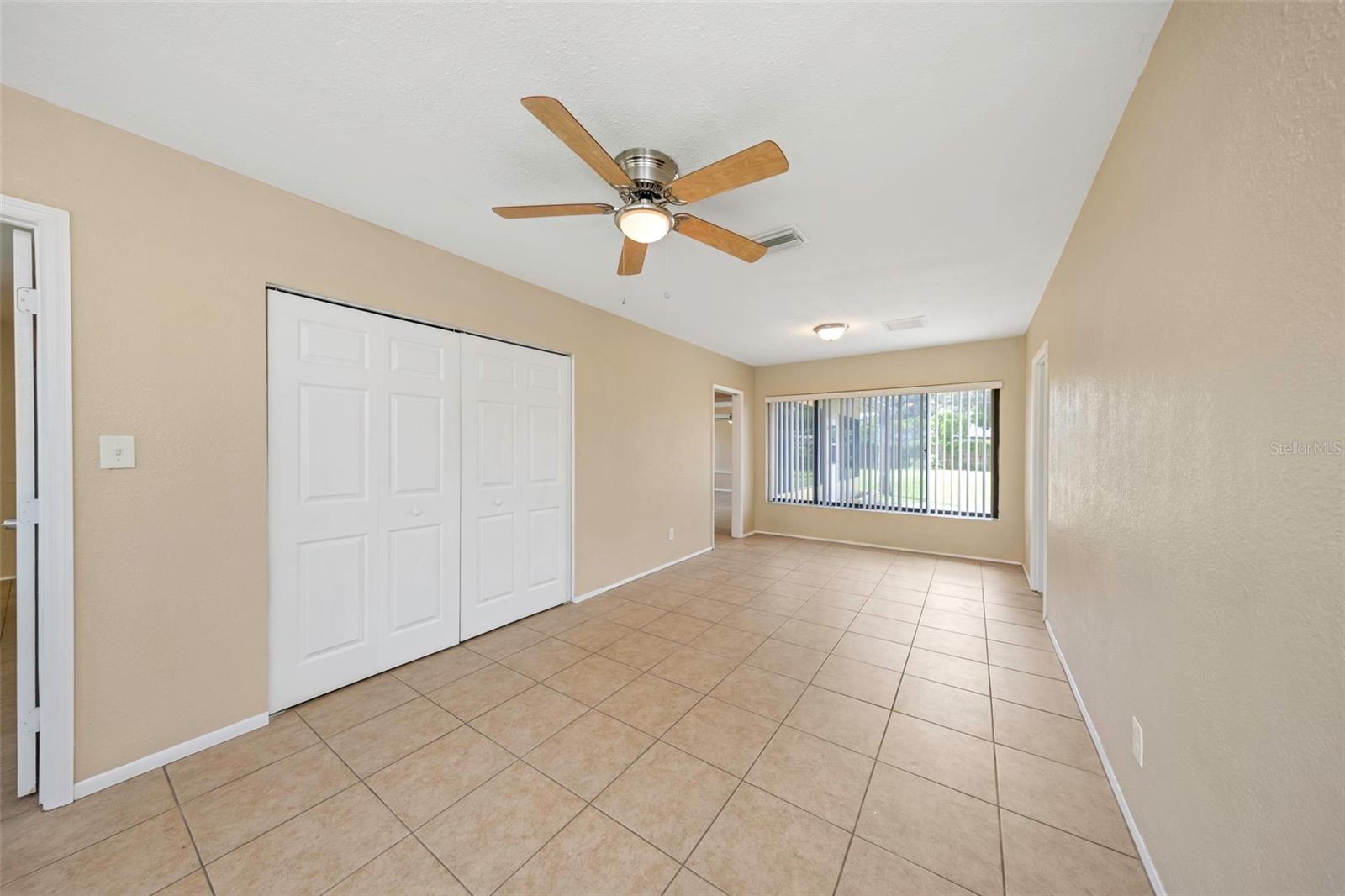 210 S SATURN AVE — photo 9
