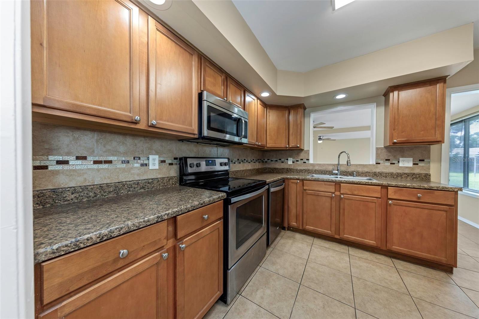 210 S SATURN AVE — photo 4