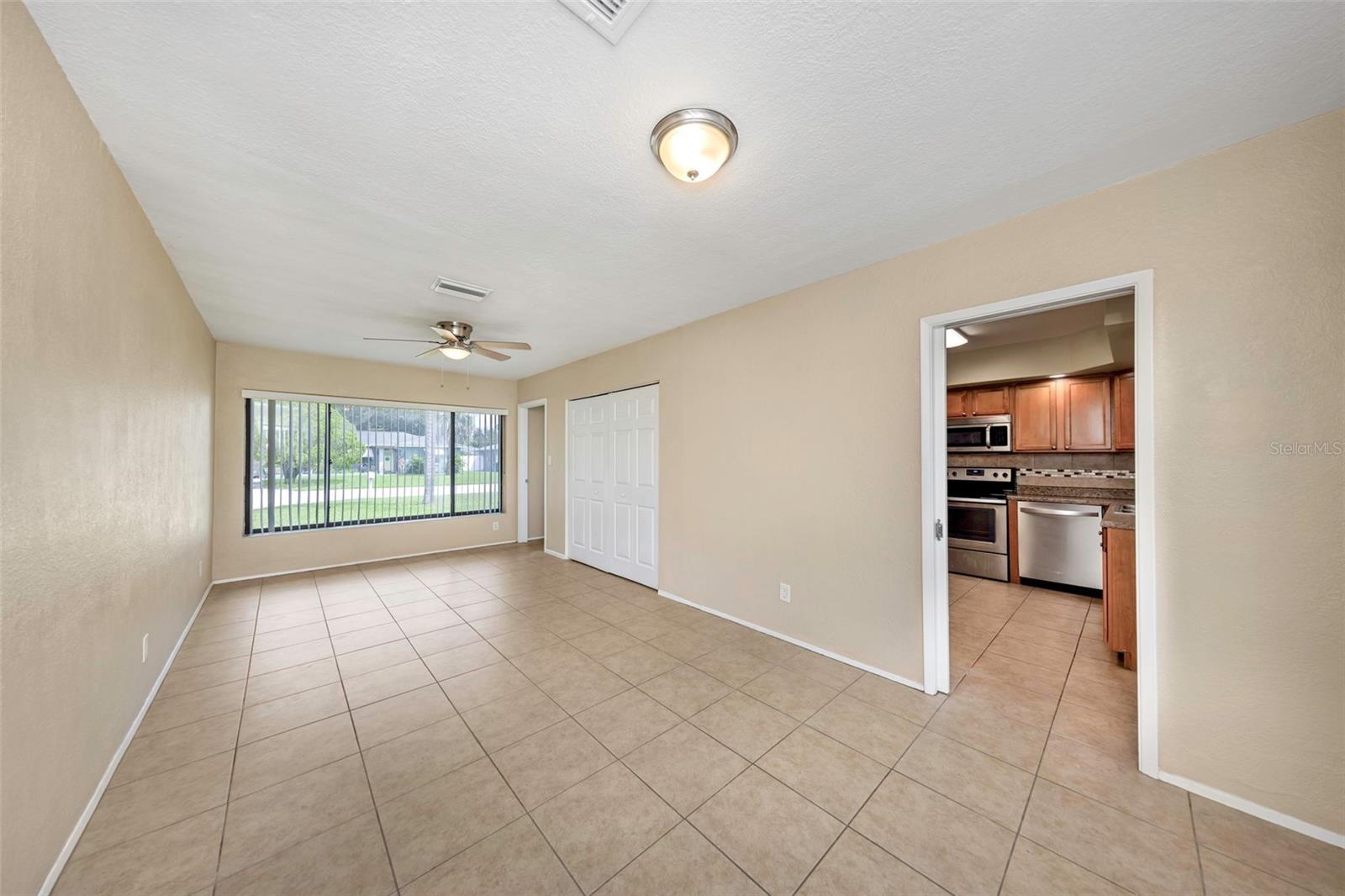 210 S SATURN AVE — photo 10