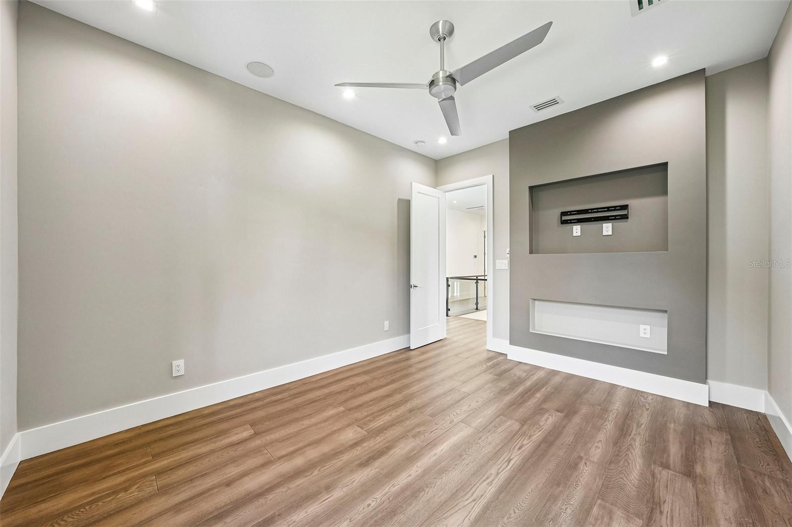 8103 N RIVER SHORE DR — photo 37