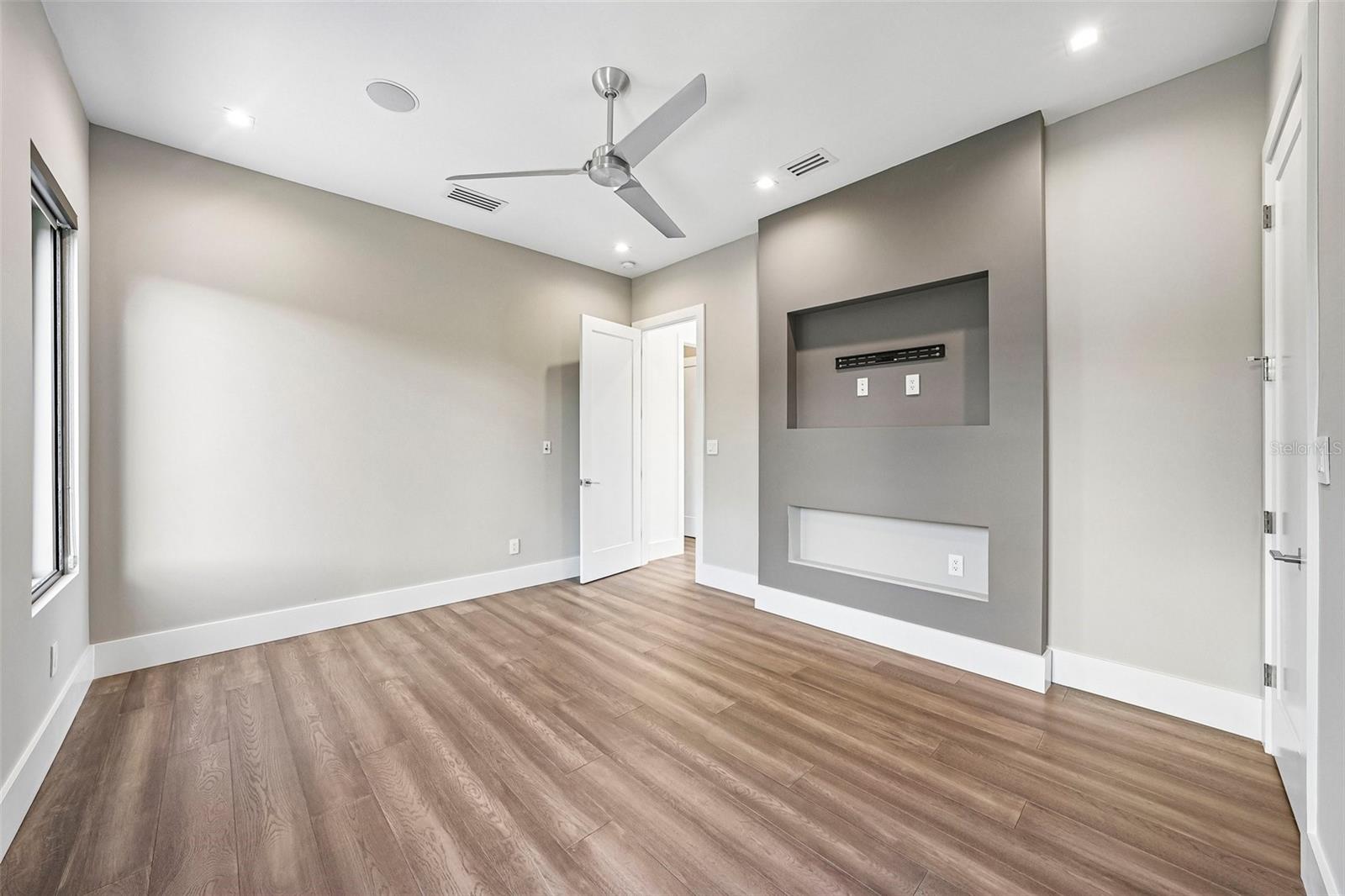 8103 N RIVER SHORE DR — photo 54
