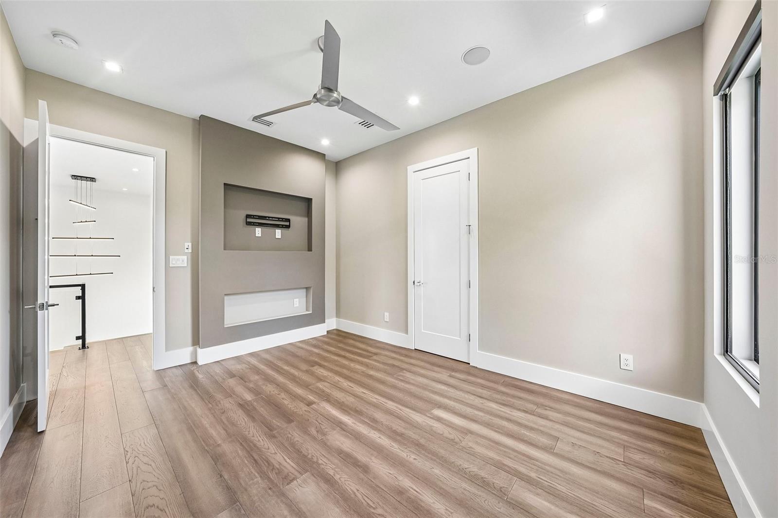 8103 N RIVER SHORE DR — photo 38