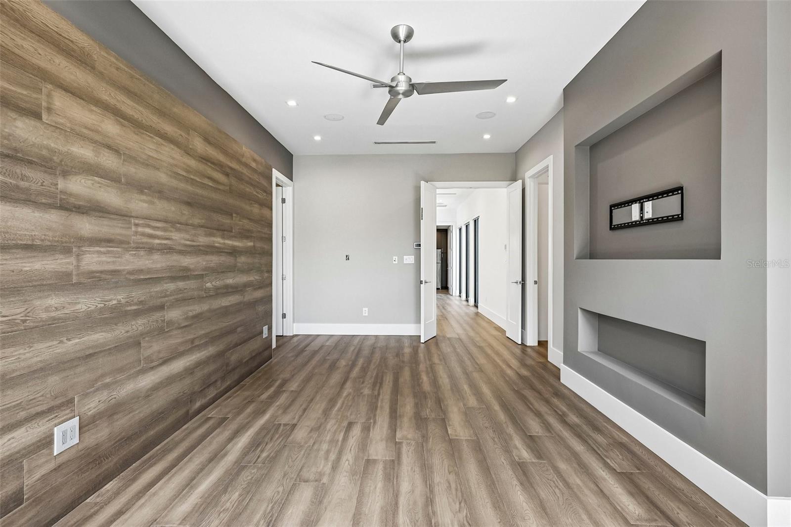 8103 N RIVER SHORE DR — photo 47
