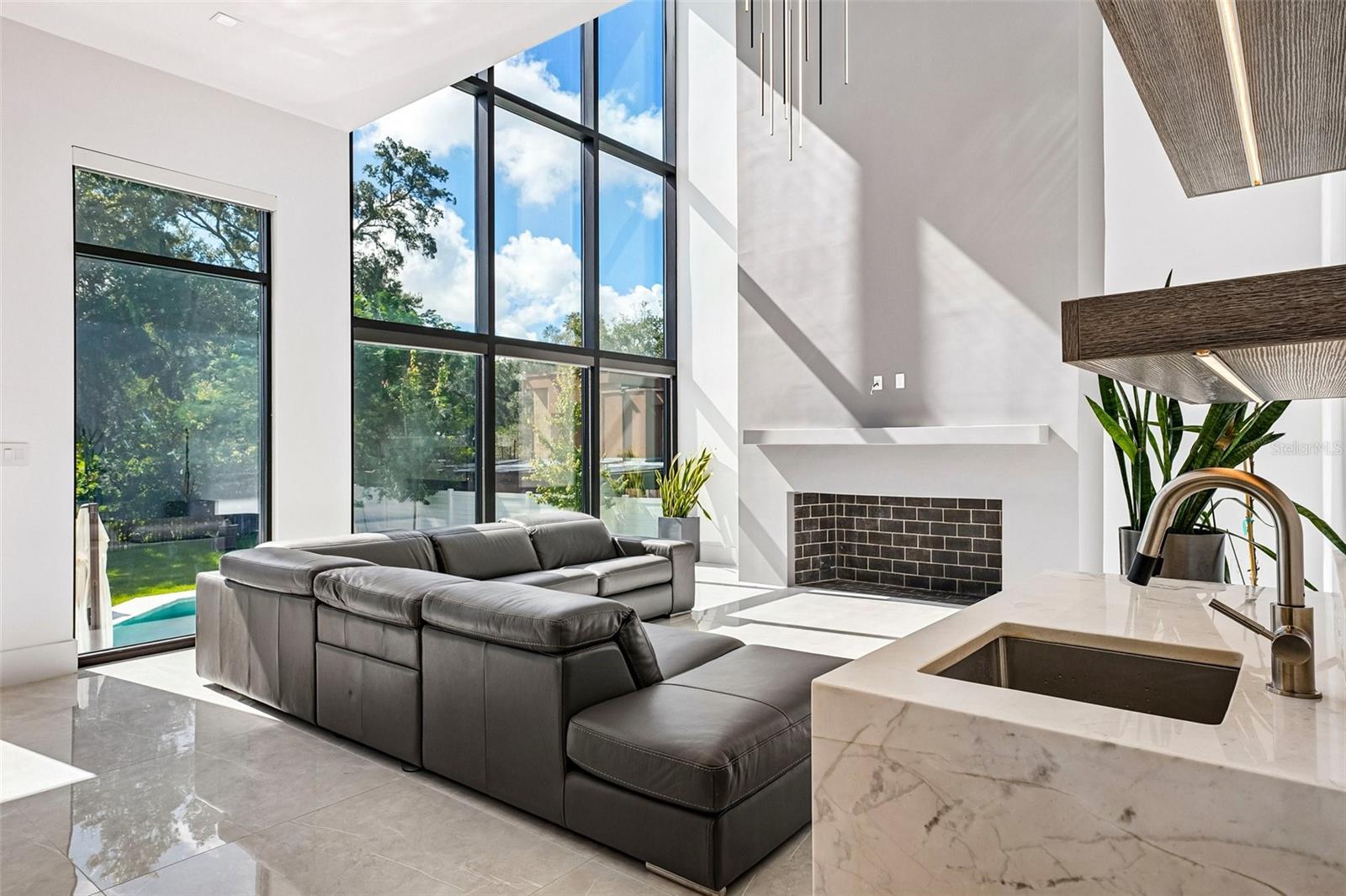 8103 N RIVER SHORE DR — photo 10