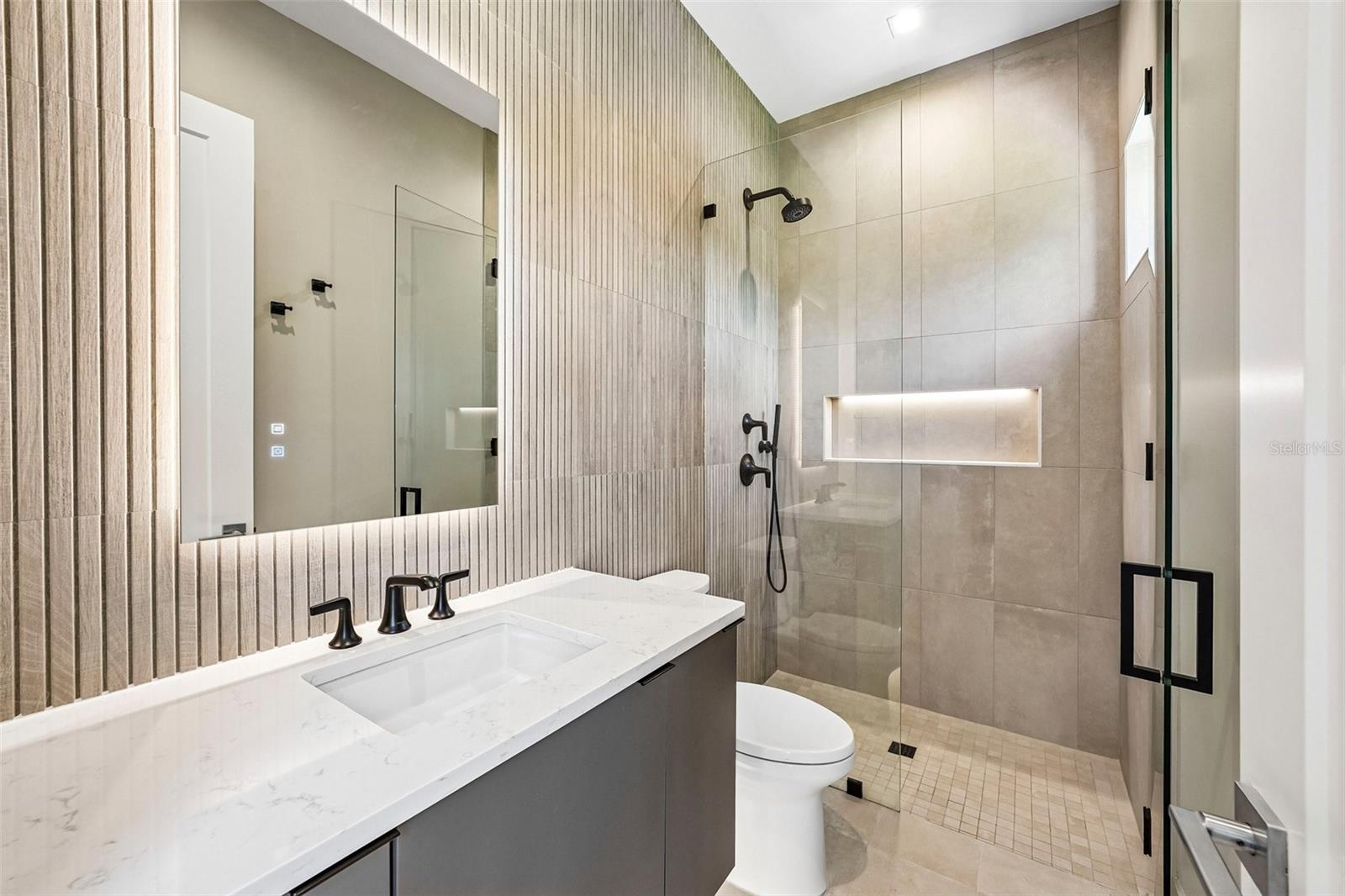 8103 N RIVER SHORE DR — photo 53