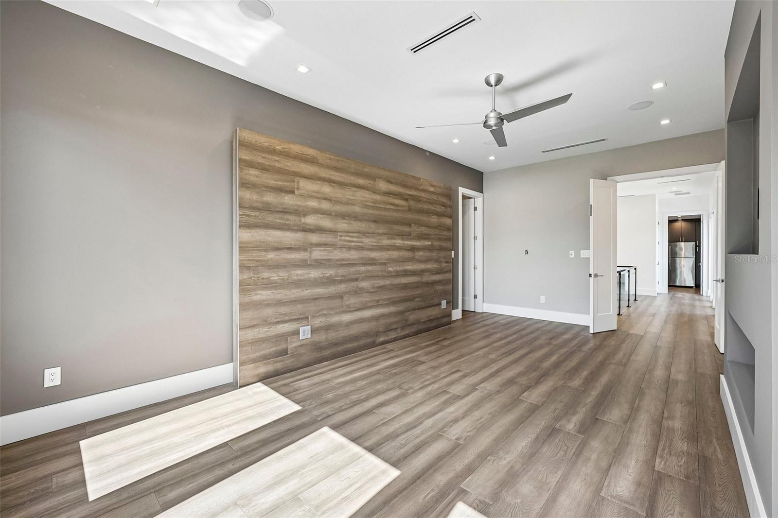 8103 N RIVER SHORE DR — photo 46