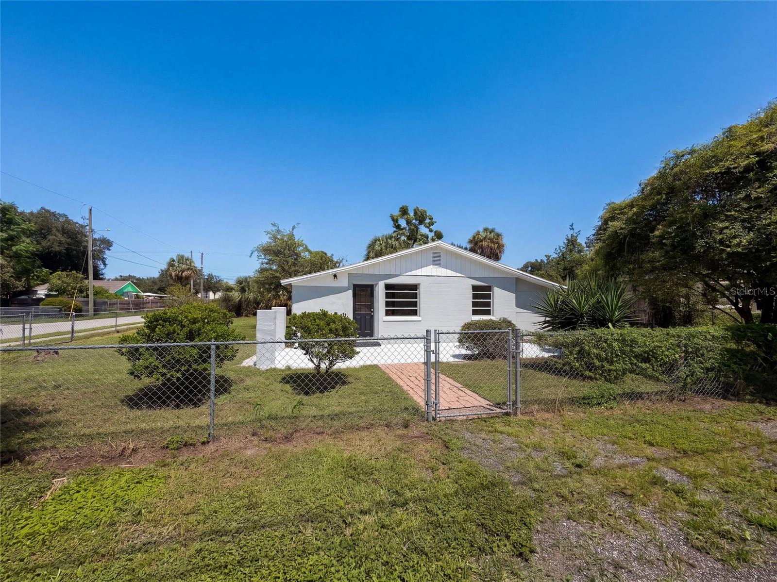 2406 E CURTIS ST — photo 13