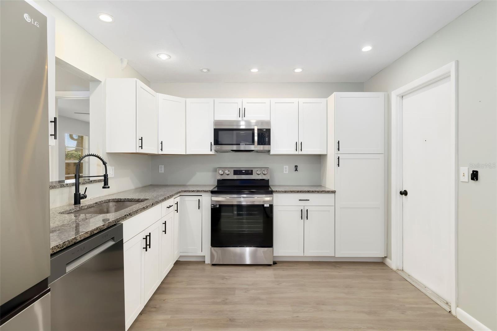 3905 SANDPOINTE DR — photo 17