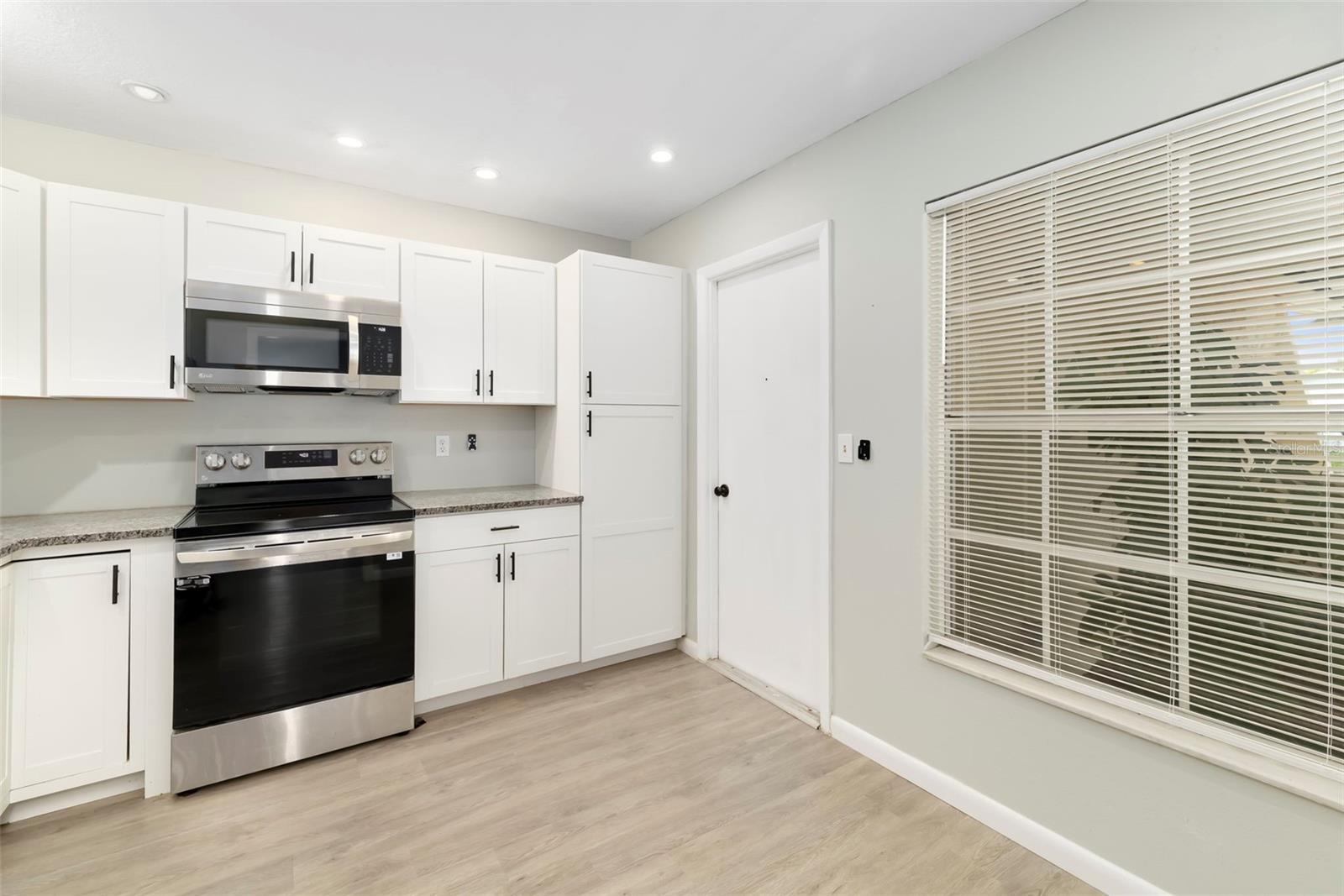 3905 SANDPOINTE DR — photo 19