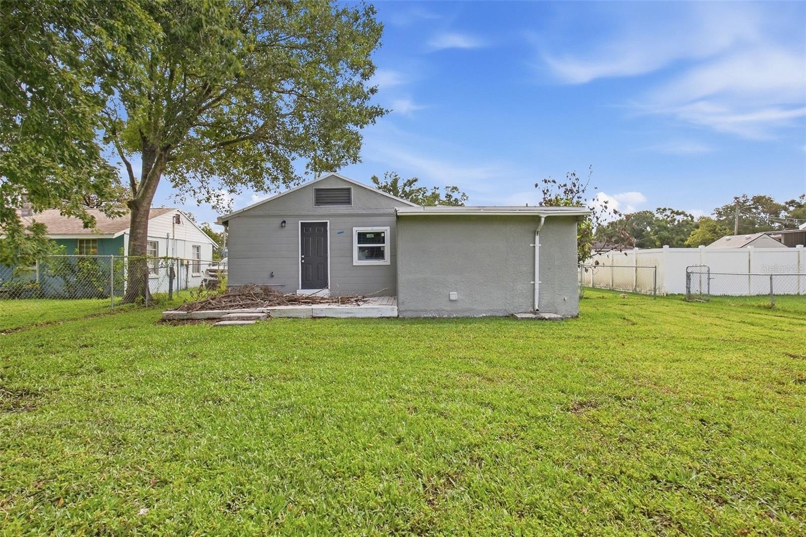 6804 N WILLOW AVE — photo 4