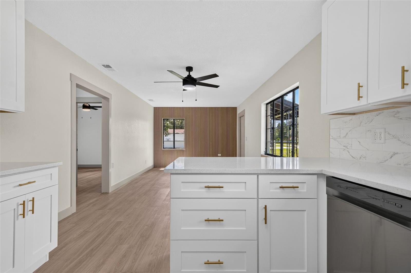 209 S SAINT CLOUD AVE — photo 13