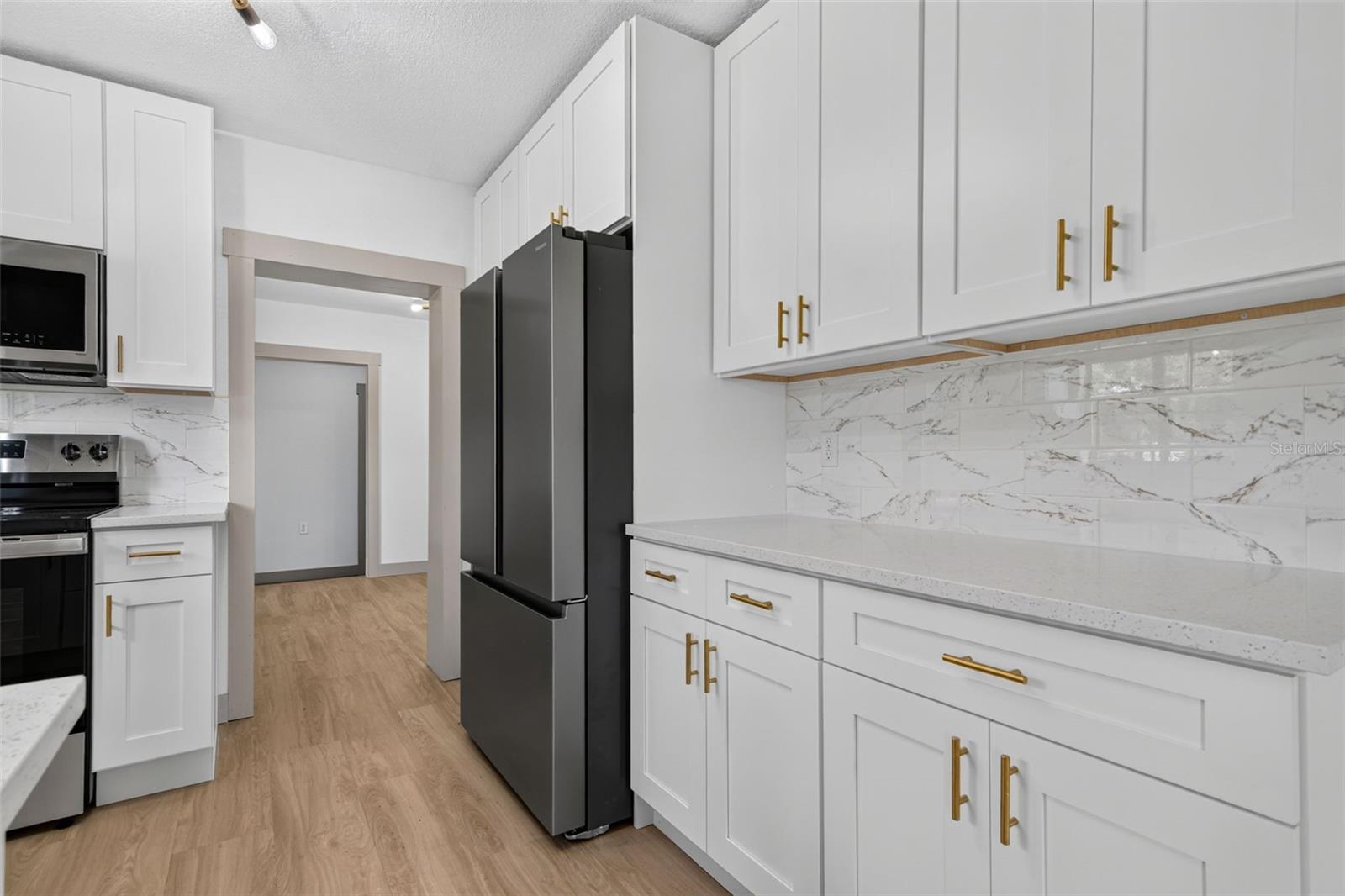 209 S SAINT CLOUD AVE — photo 17