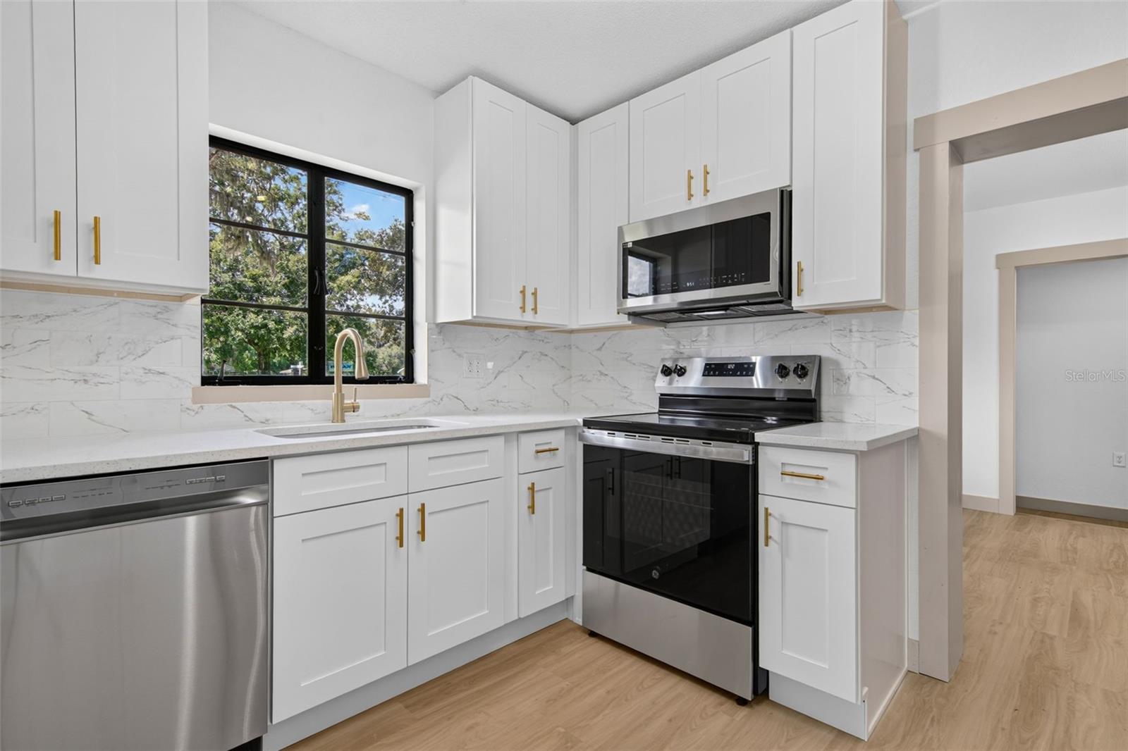 209 S SAINT CLOUD AVE — photo 16
