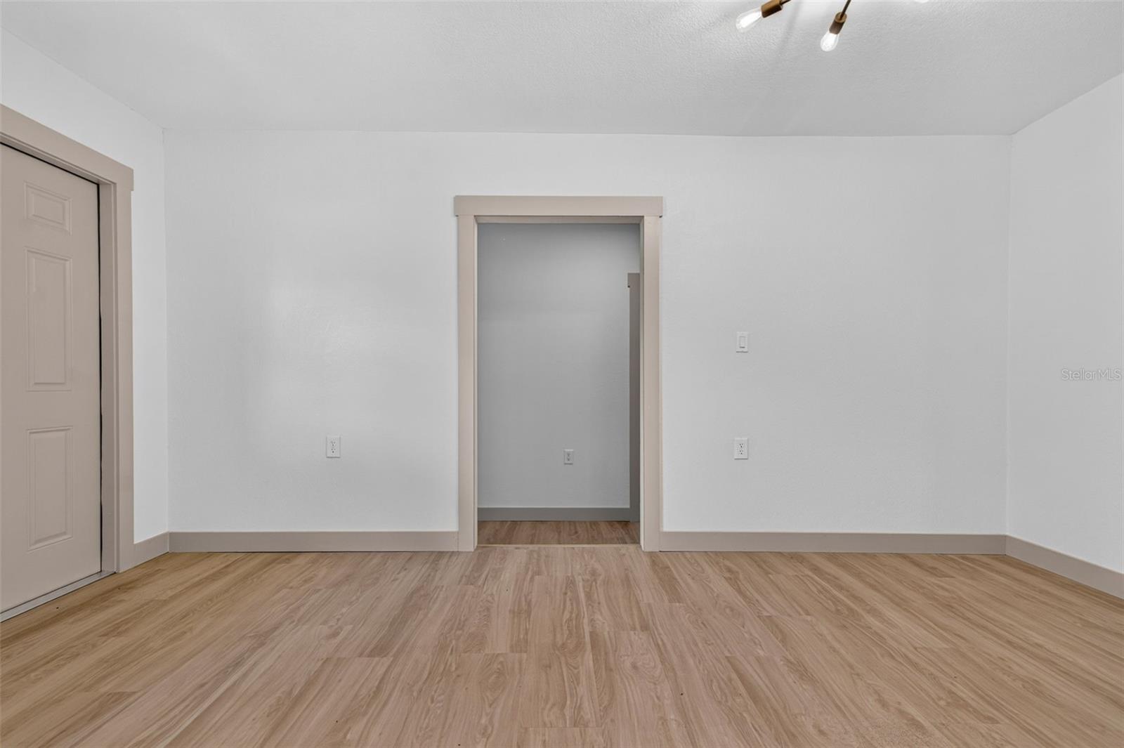 209 S SAINT CLOUD AVE — photo 23