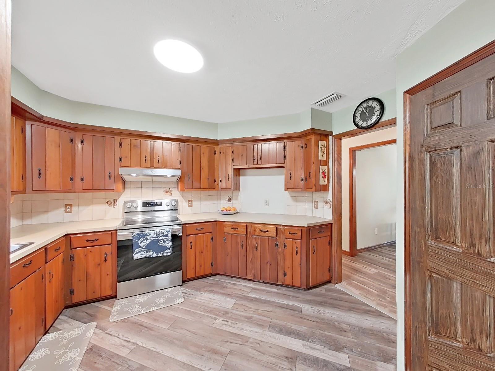 6075 COUNTRY CLUB RD — photo 30