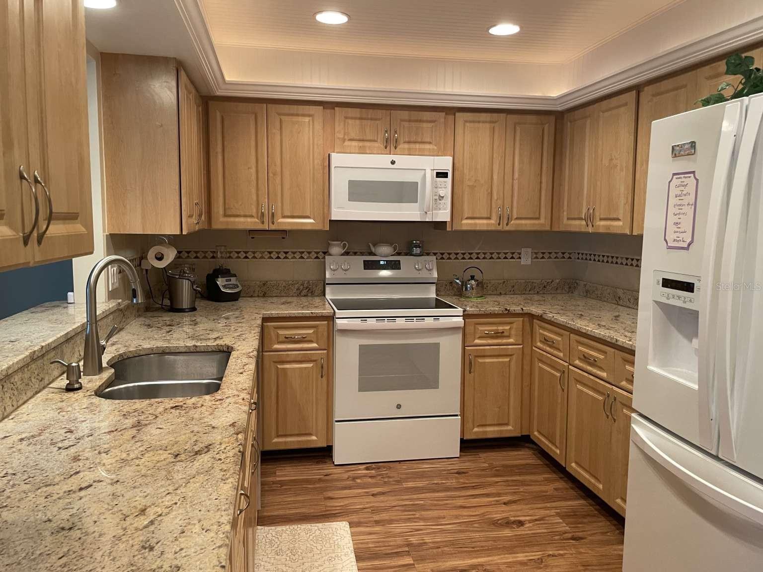 5624 PALM AIRE DR #V105 — photo 8