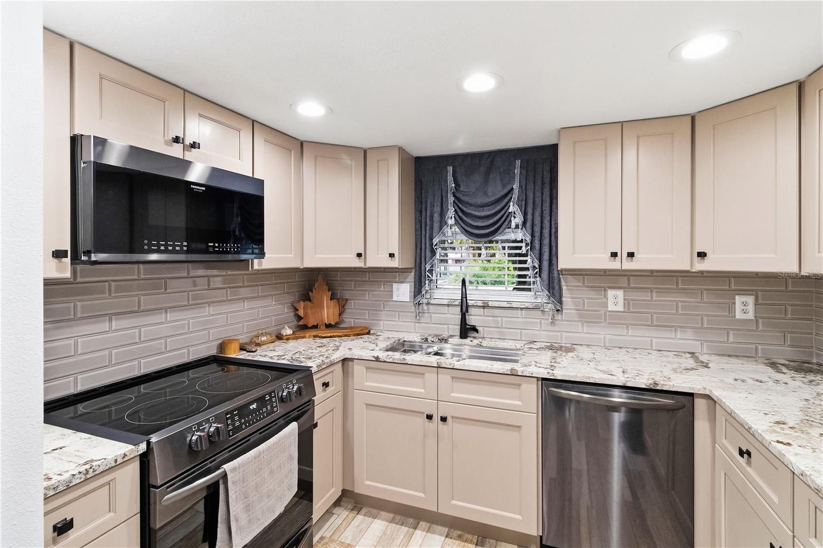 704 OAKGROVE DR #226D — photo 2