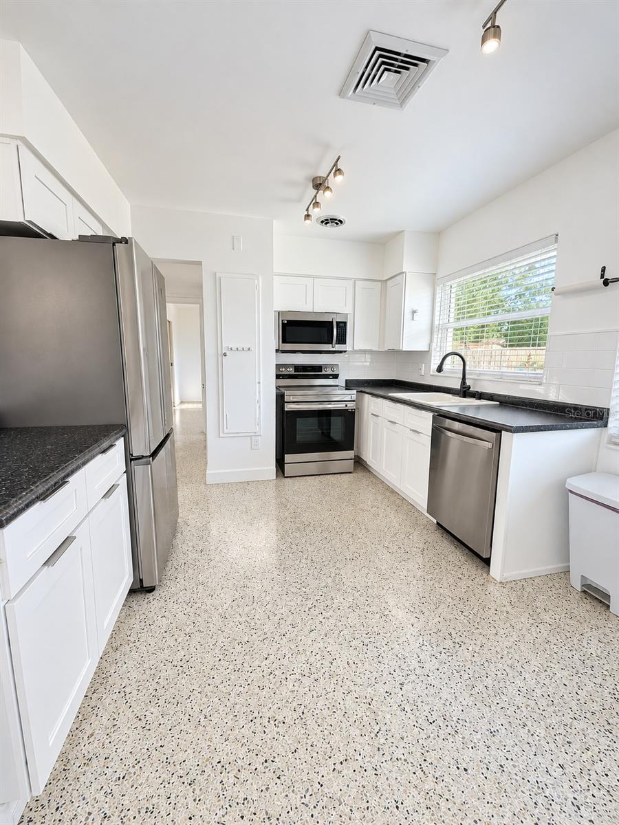 305 N HERCULES AVE — photo 4