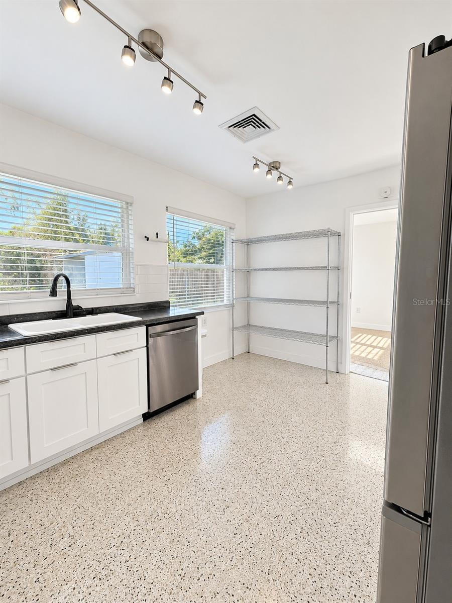 305 N HERCULES AVE — photo 3