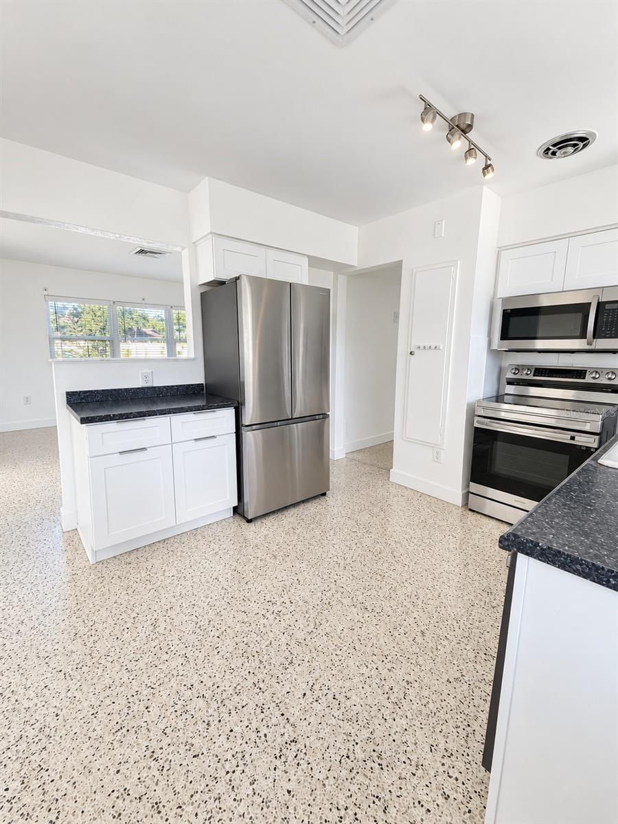 305 N HERCULES AVE — photo 6