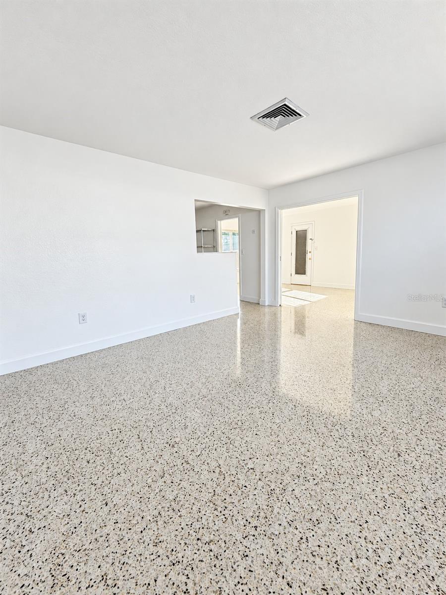 305 N HERCULES AVE — photo 10