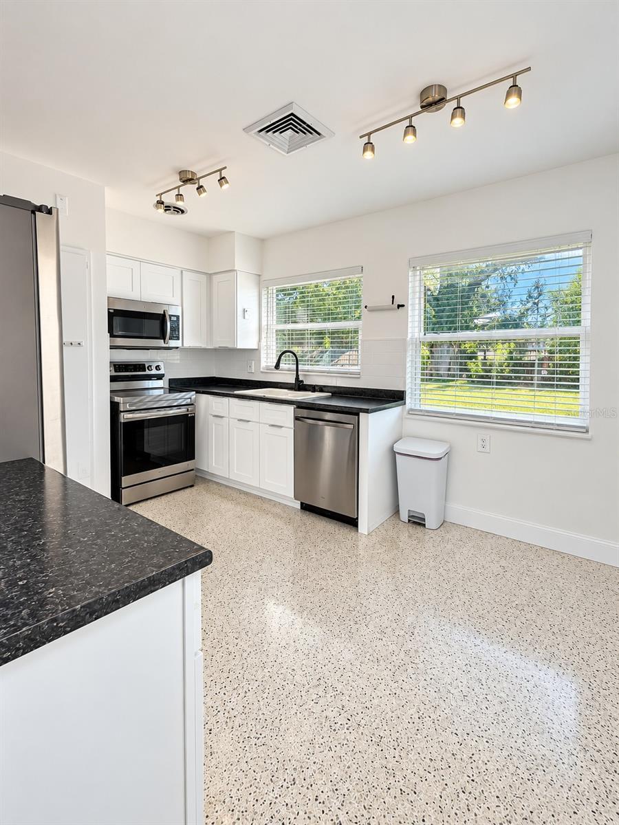 305 N HERCULES AVE — photo 2