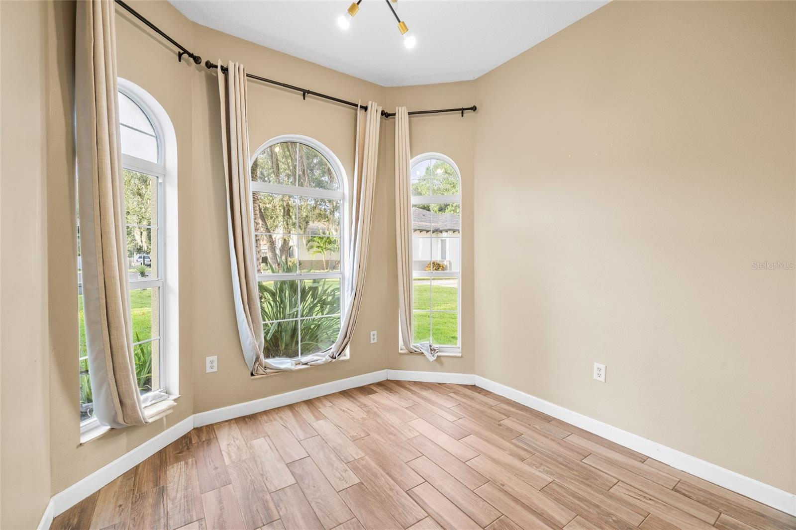 4117 WOODACRE LN — photo 38