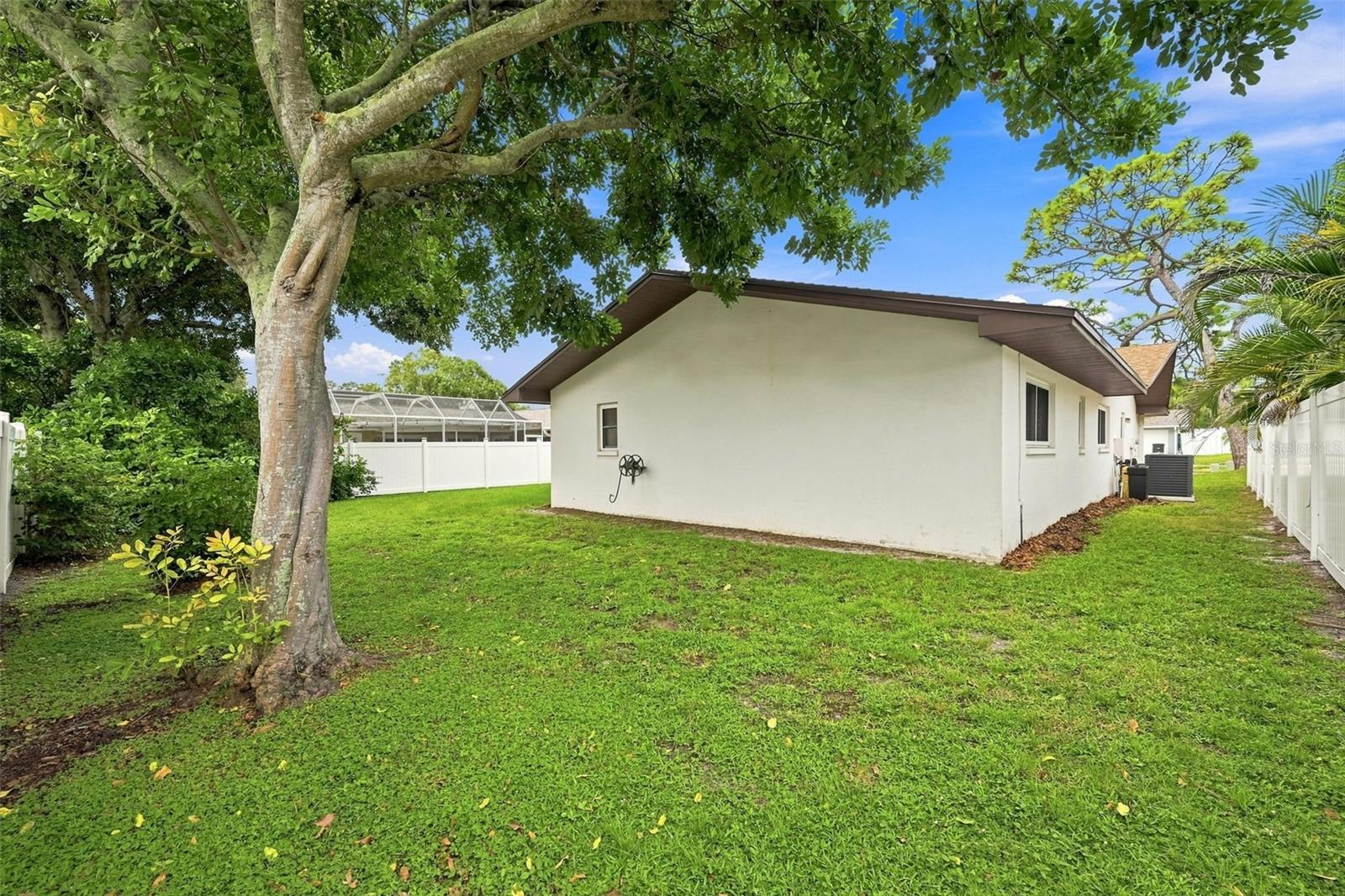 203 HILLCREST DR — photo 44