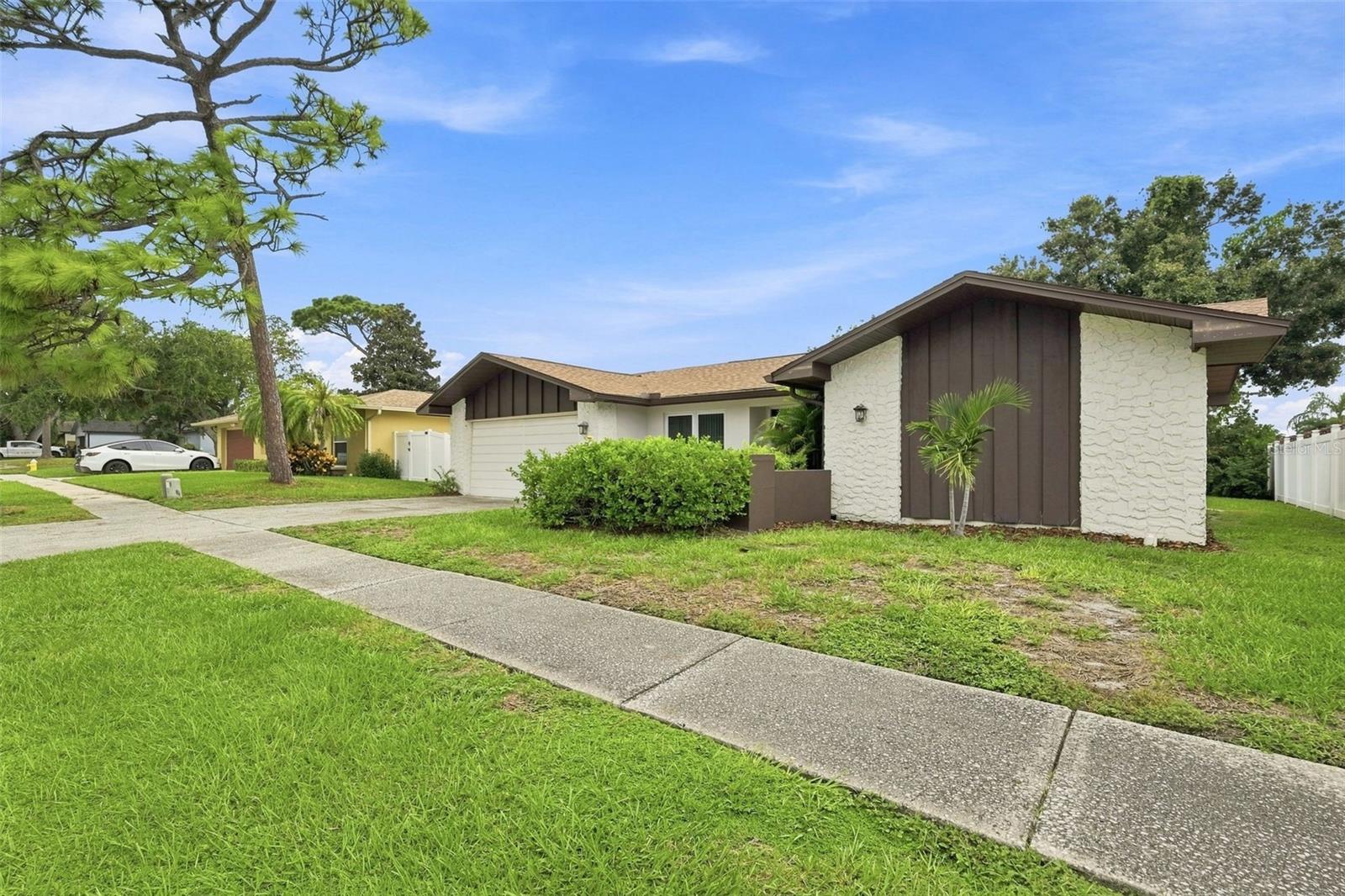 203 HILLCREST DR — photo 49