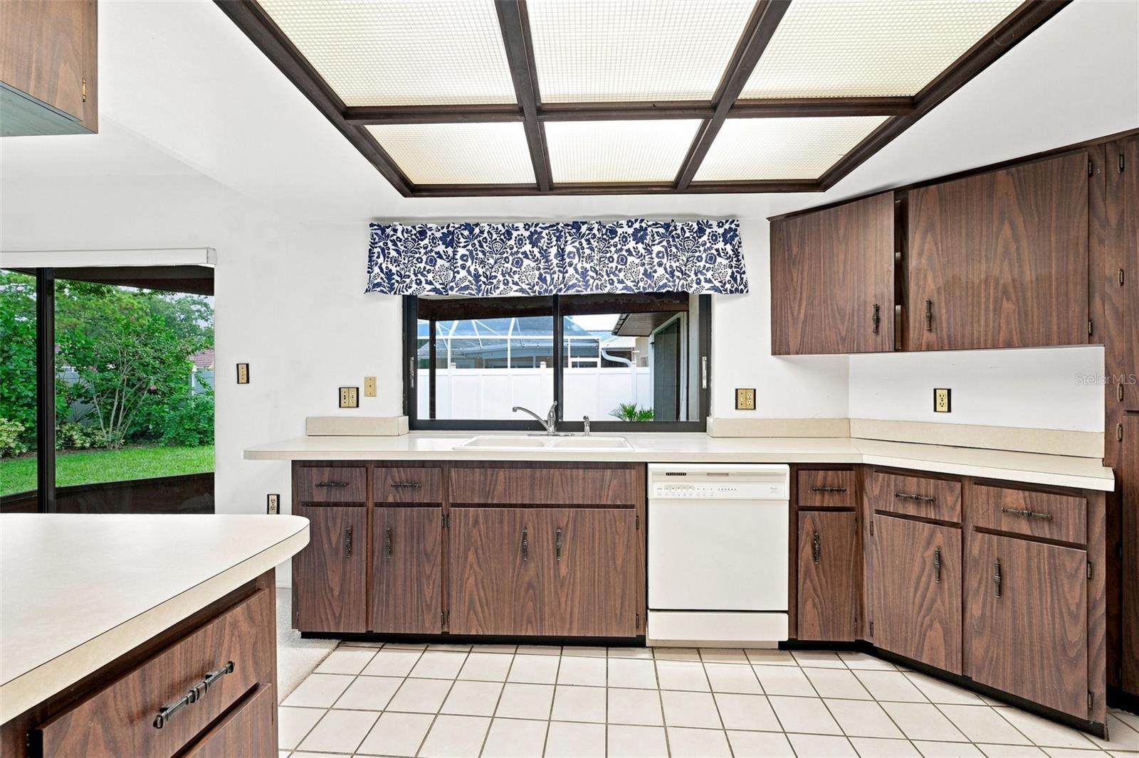 203 HILLCREST DR — photo 15
