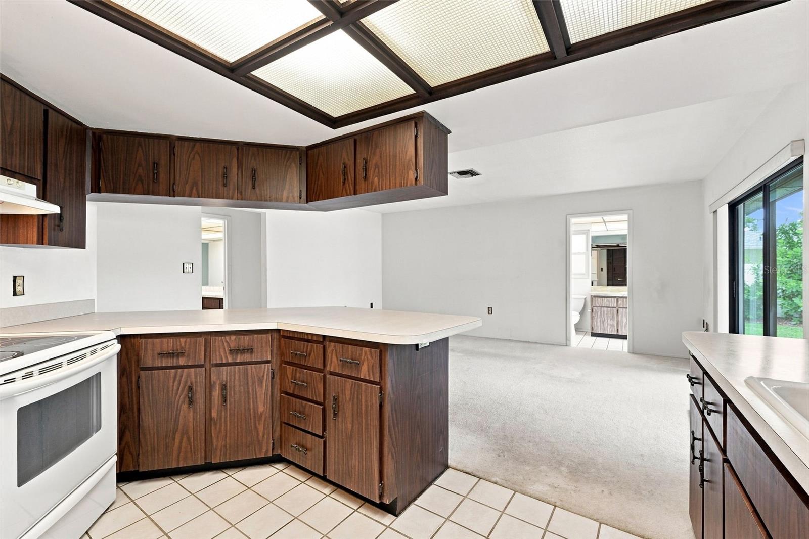 203 HILLCREST DR — photo 14