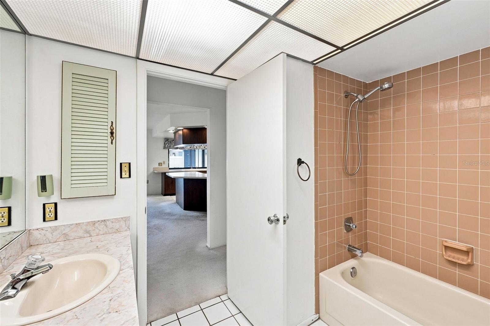 203 HILLCREST DR — photo 30