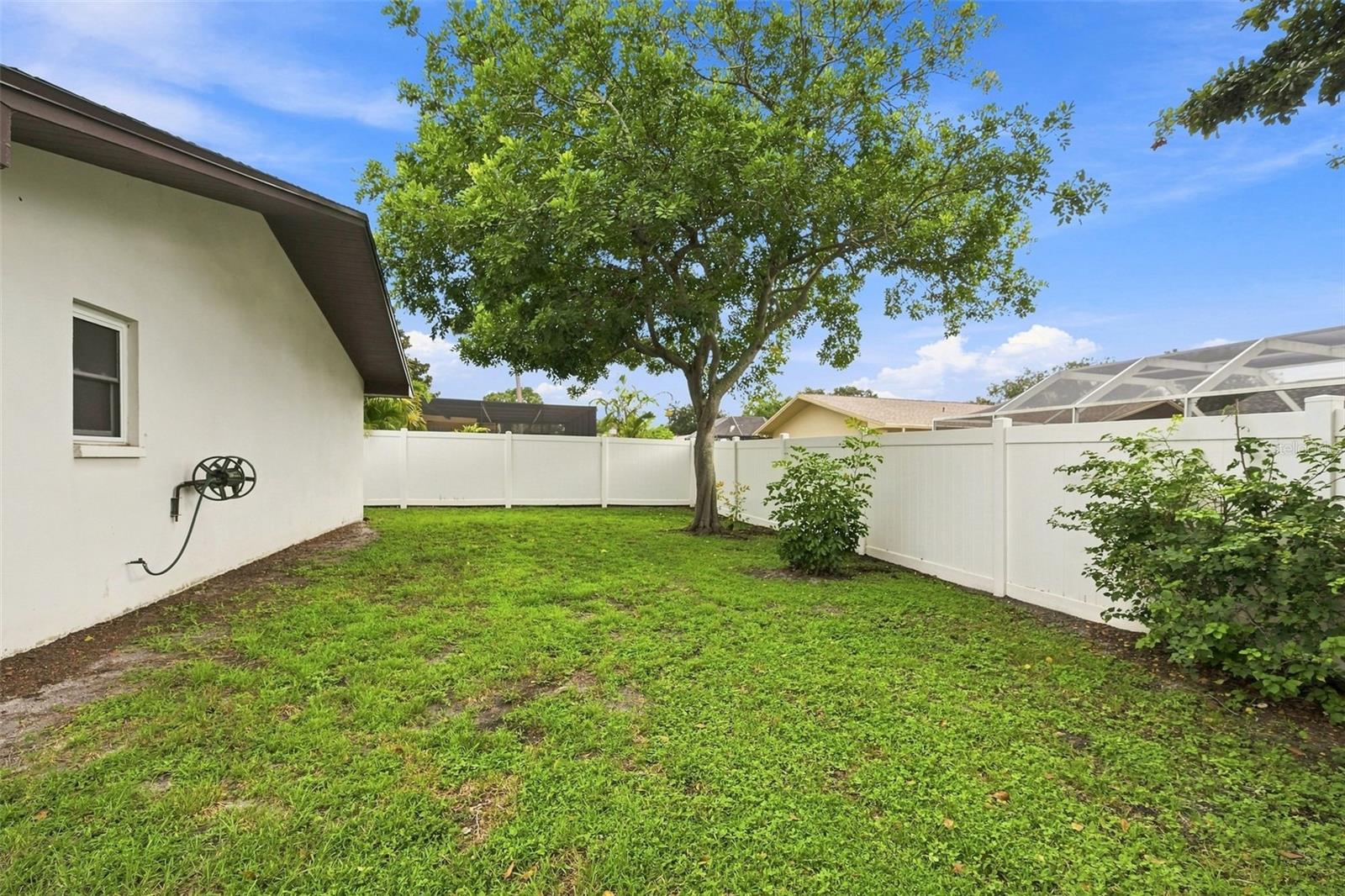 203 HILLCREST DR — photo 43