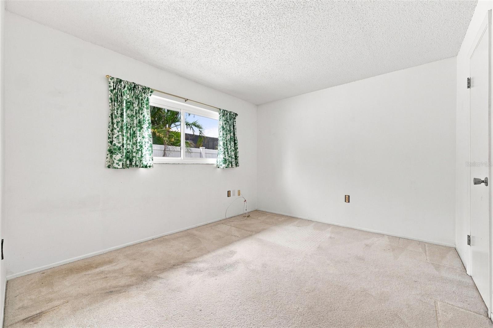 203 HILLCREST DR — photo 31
