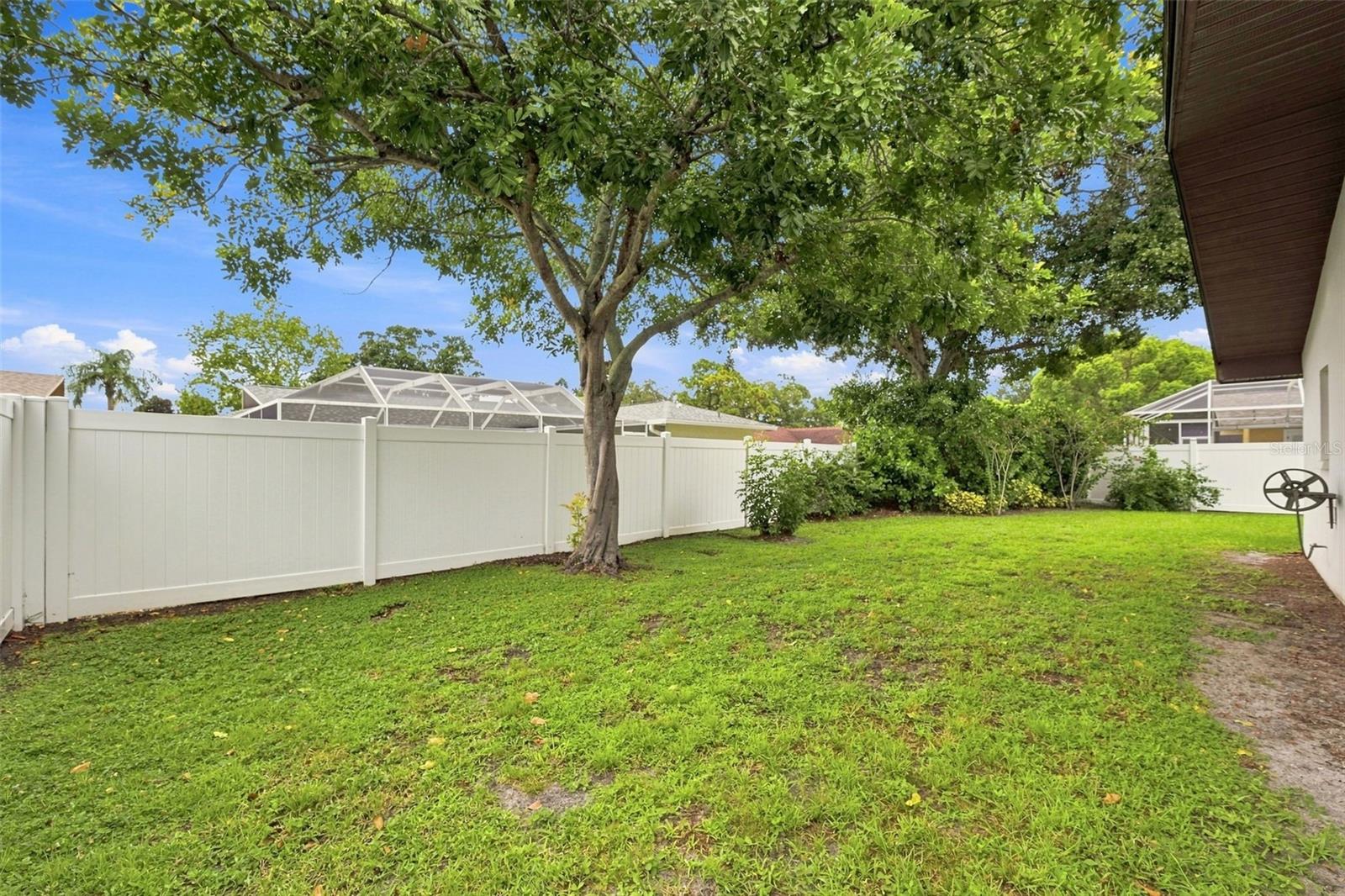 203 HILLCREST DR — photo 45