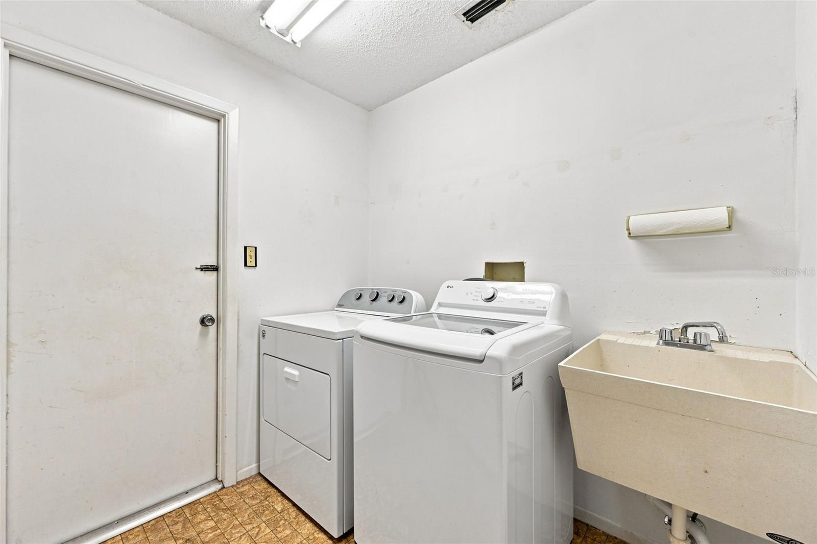 203 HILLCREST DR — photo 33