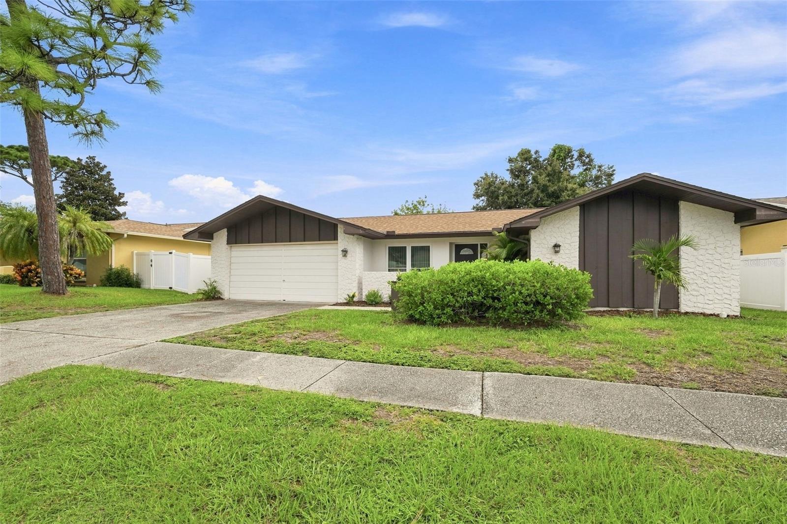 203 HILLCREST DR — photo 39
