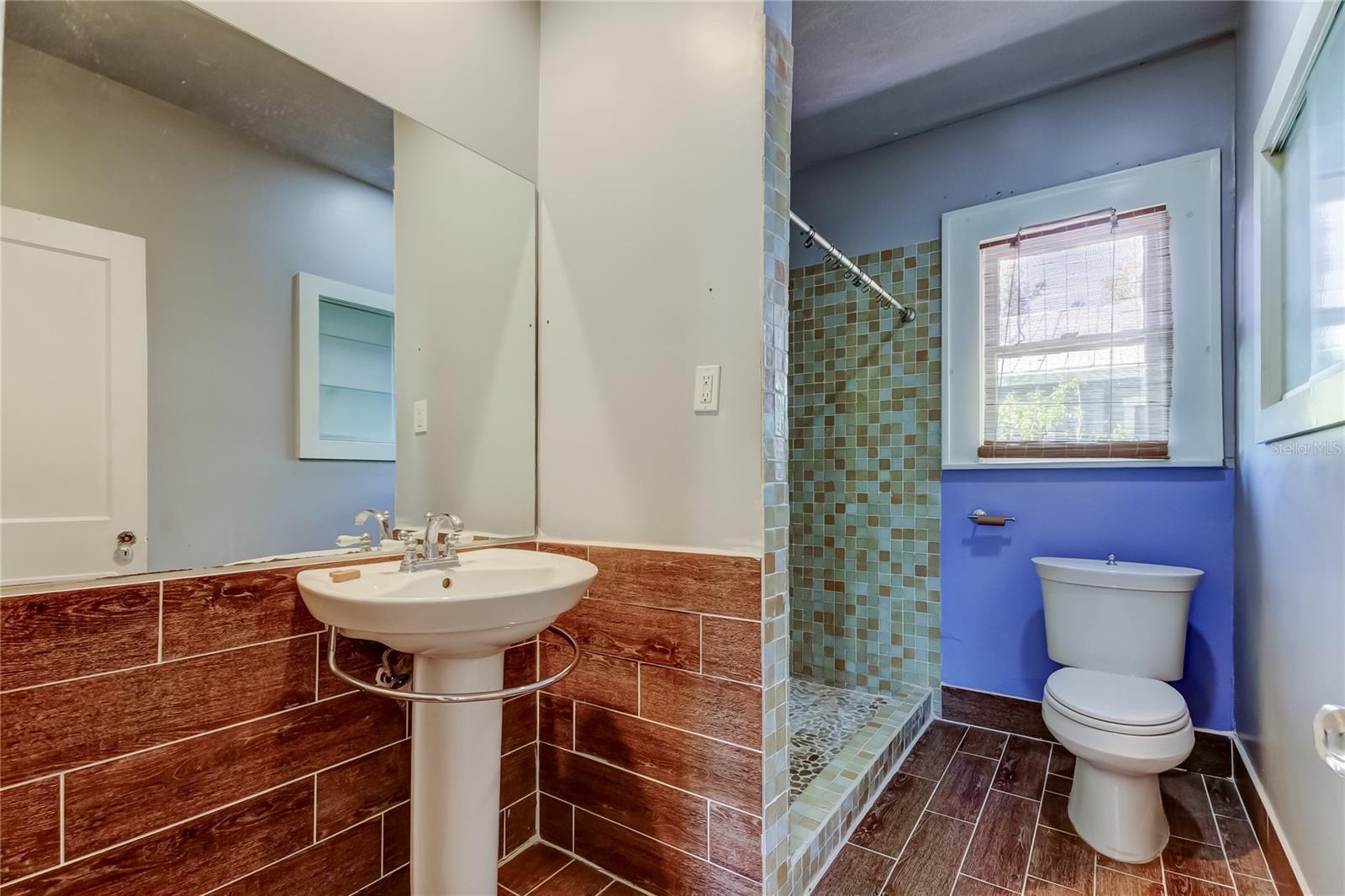 1004 E CRENSHAW ST — photo 38