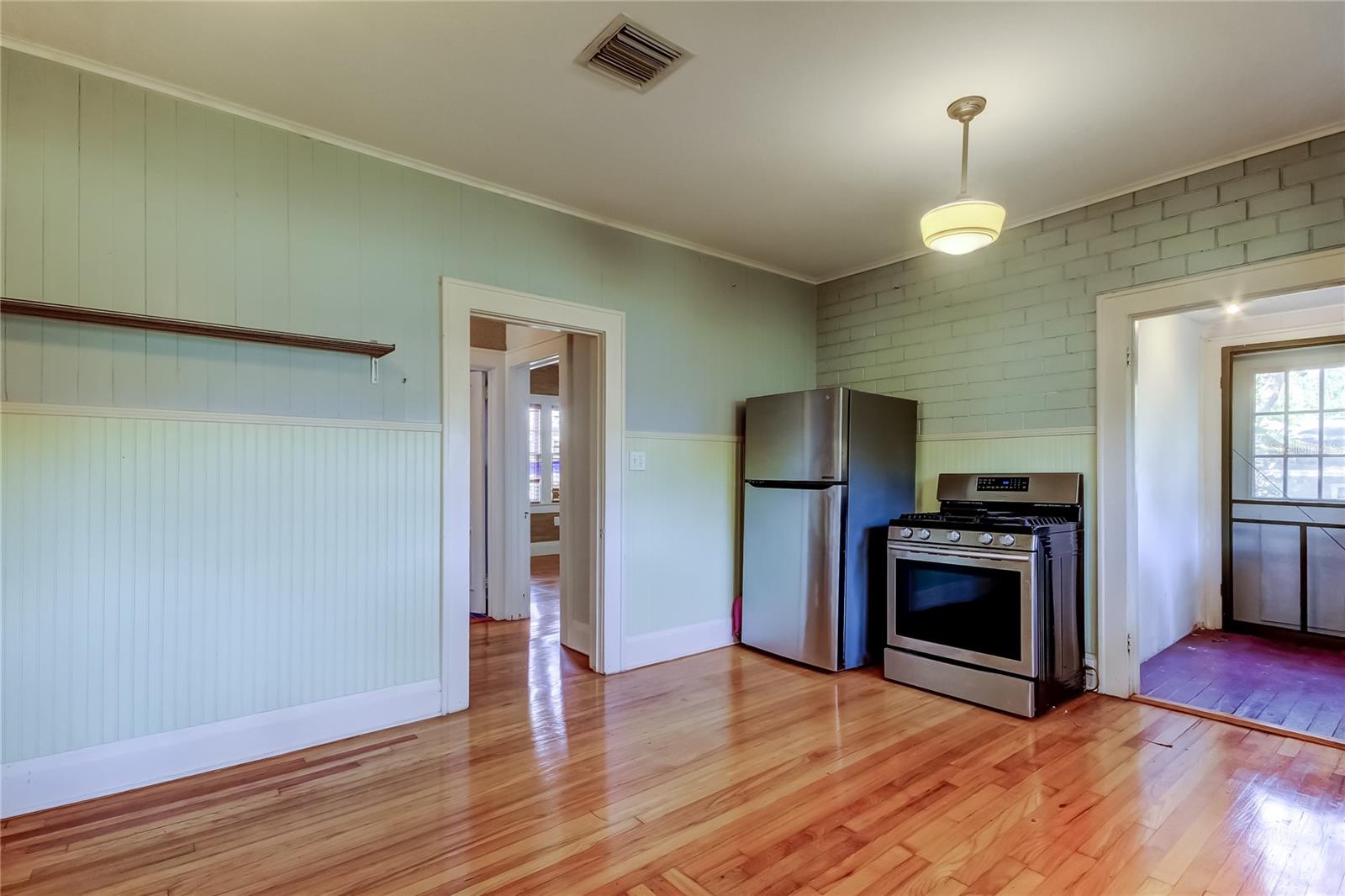 1004 E CRENSHAW ST — photo 31