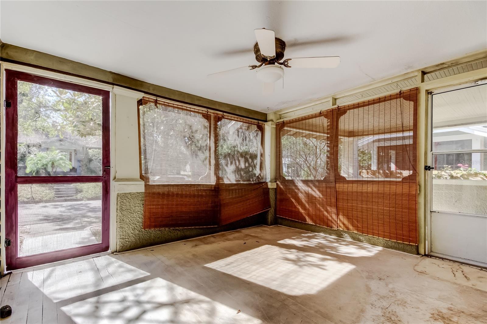 1004 E CRENSHAW ST — photo 40