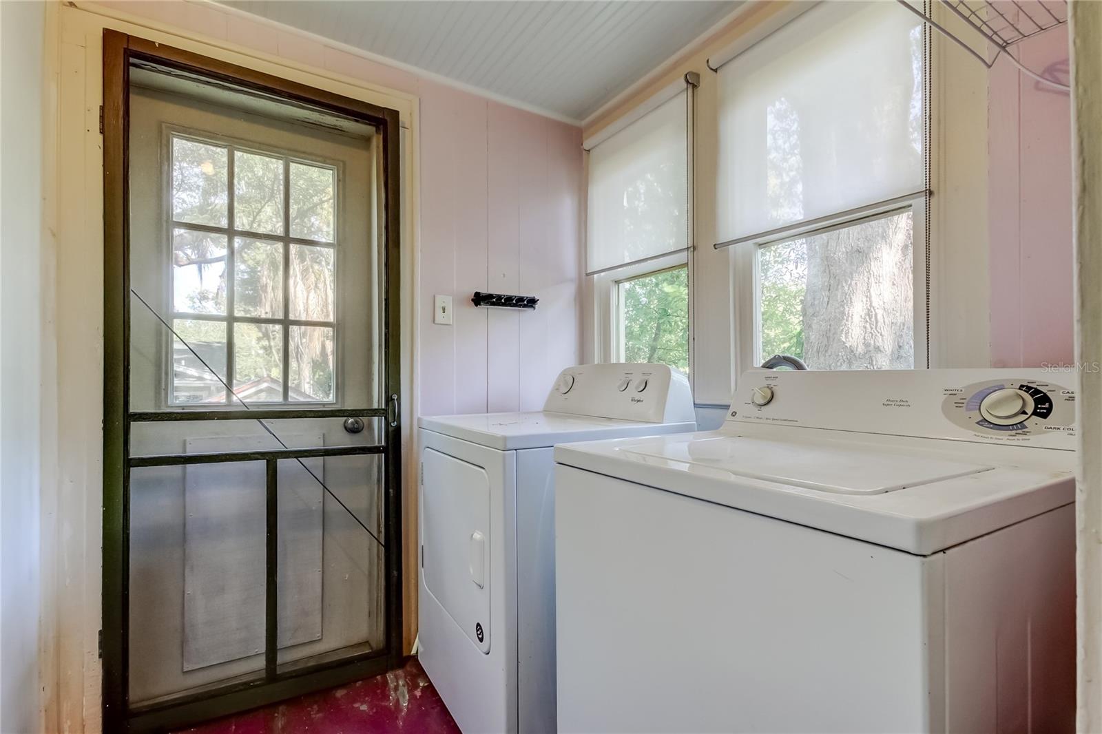 1004 E CRENSHAW ST — photo 33