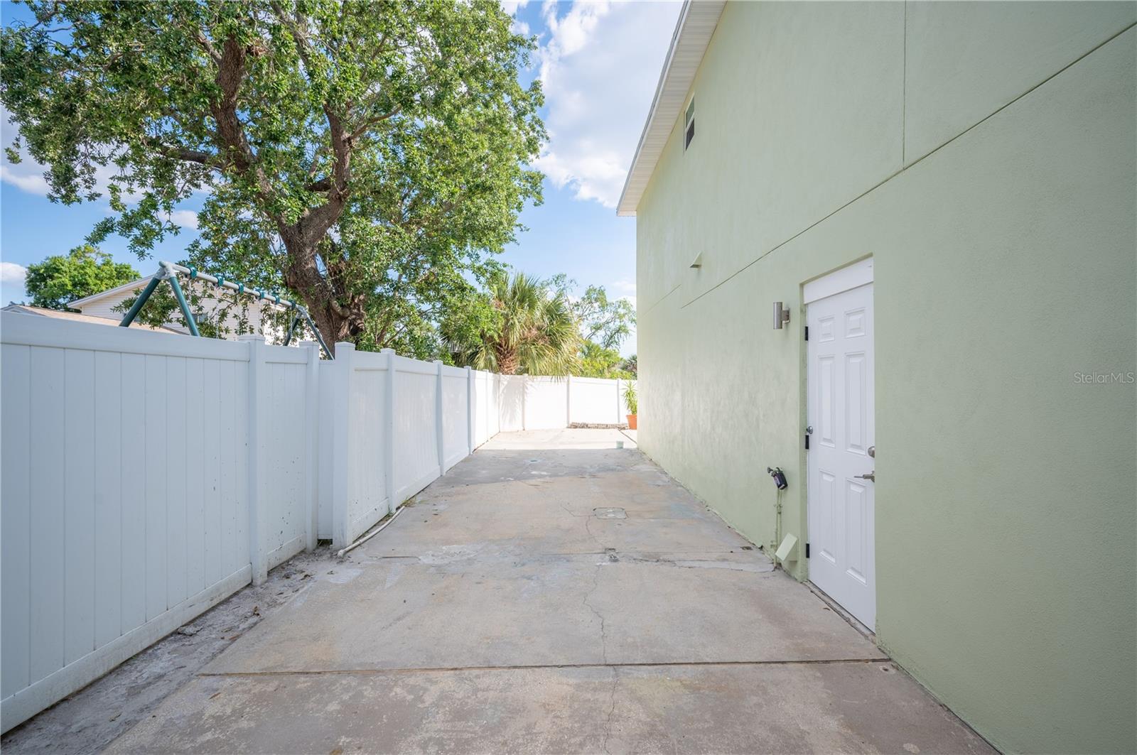 8704 BAY CREST LN — photo 4