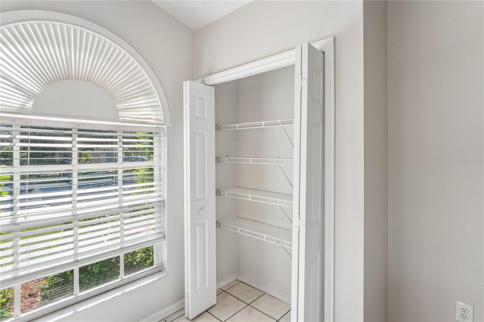 652 SAND RIDGE DR — photo 8
