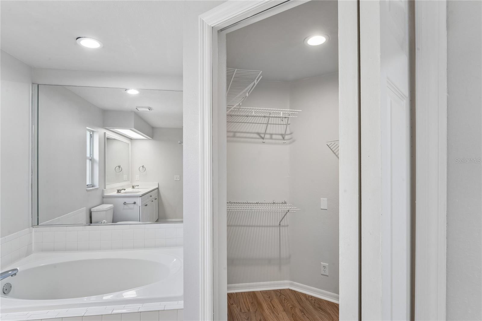 652 SAND RIDGE DR — photo 15